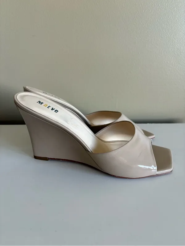Anthropologie Maeve Beige Patent Wedge Square Toe Sandals Size 7 - Image 4