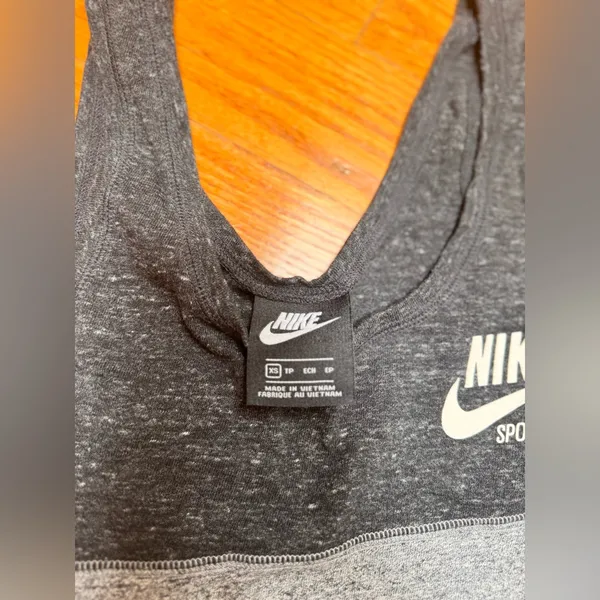🌸Nike Women's Black and Gray Sports Tank Top - Image 2