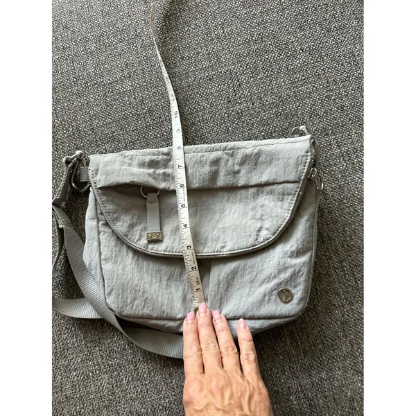 Lululemon Grey Crinkle Nylon Crossbody Bag‎ Adjustable Strap Silver Logo Bag EUC - Image 9