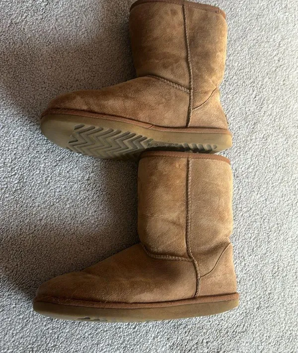 UGG Classic short. Chestnut. Size 8 - Image 2