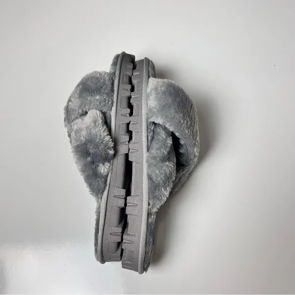Cushionaire Women's Gray Faux Fur Style Slippers Sz 8 - Image 4