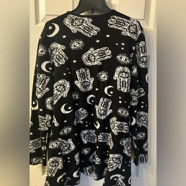 Hot Topic Black and White Patterned Women's Sweater - Image 2