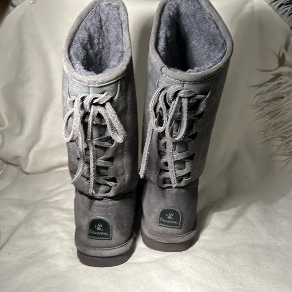 BEARPAW Phylly Sheepskin Lined Suede Womens Pull On boots. Gray size 6. - Image 4