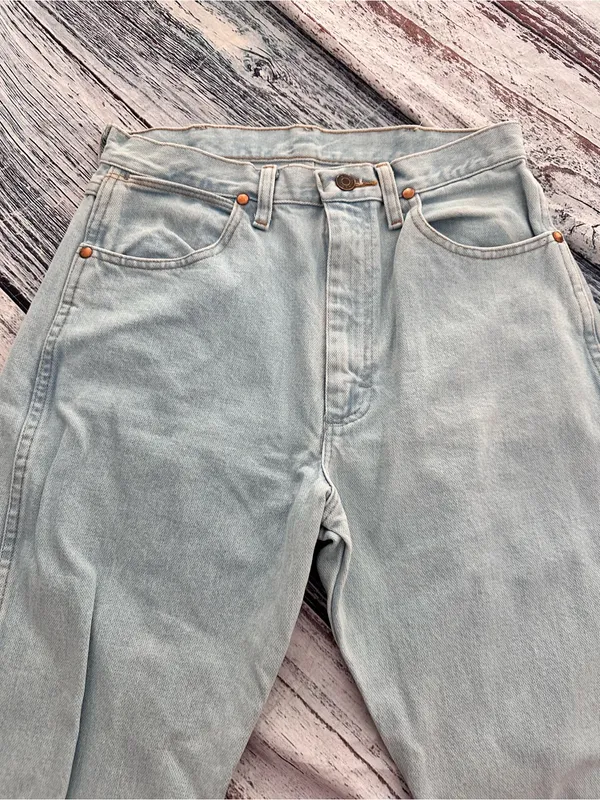 Vintage Wrangler Women's Light Wash Straight Leg Jeans - Pale Blue - Image 4