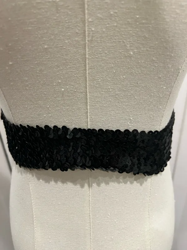 Black sequin belt with silver buckle - Image 4