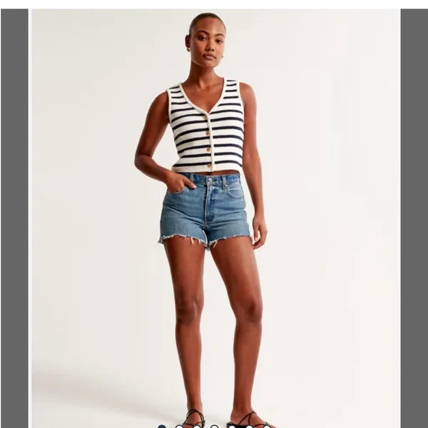 Abercrombie & Fitch High Rise 4" Mom Short Medium Wash- Size 28 - Image 2