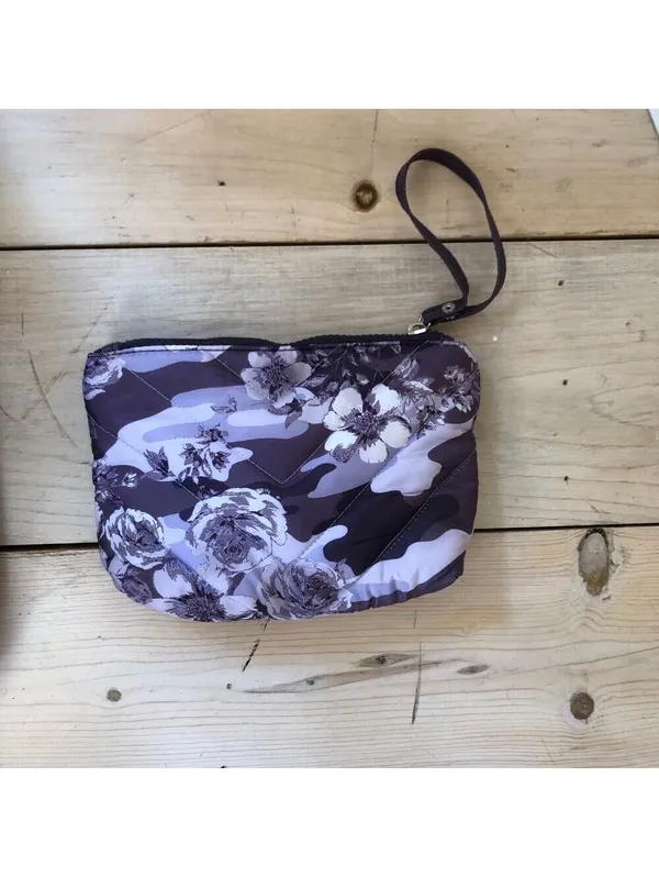 Cynthia Rowley EUC Women's Large Quilted Purple Floral Camo Weekender Bag - Image 12