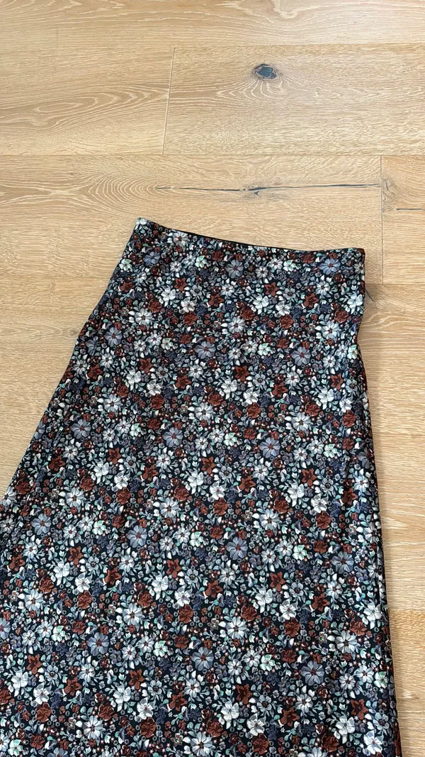 Loft Midi Skirt Floral - Image 3