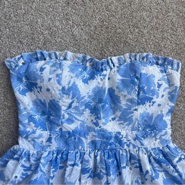 NWT Kelsis Blue and White Floral Strapless Mini Dress Size Medium - Image 3