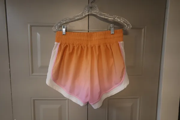 DSG ombre active shorts activewear in peach orange, white and pink size medium. - Image 4
