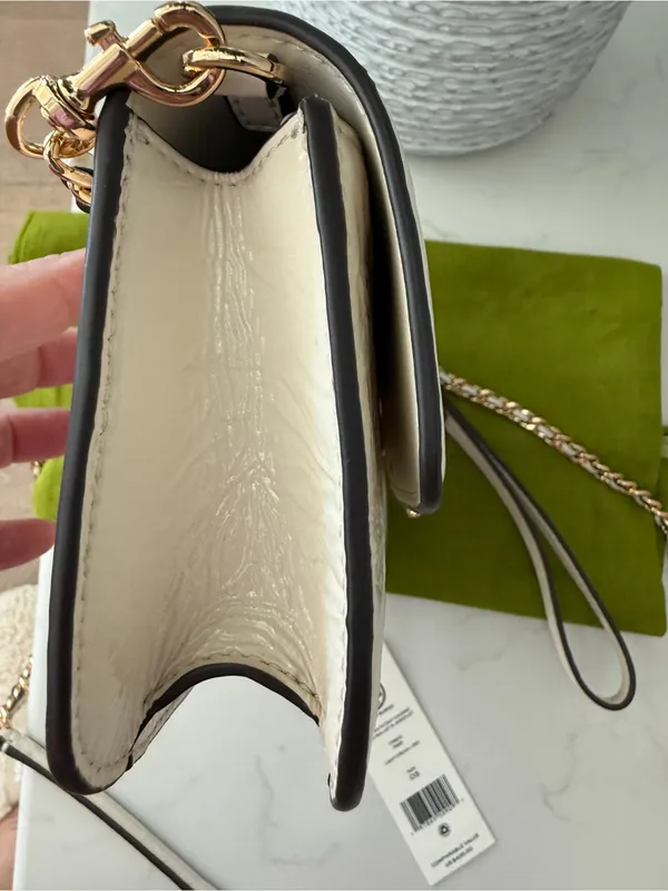 Tory Burch crinkle Cream patent leather Logo Crossbody/wristlet strap Preloved - Image 9
