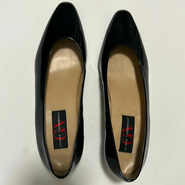 Gloria Vanderbilt Patent Leather heels. Size 7. Worn 3x. Great condition. - Image 2