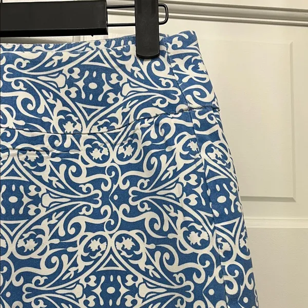 Lulu-B Stylish Blue and White Swirl Patterned Mini Skirt - Size 2 - Image 4