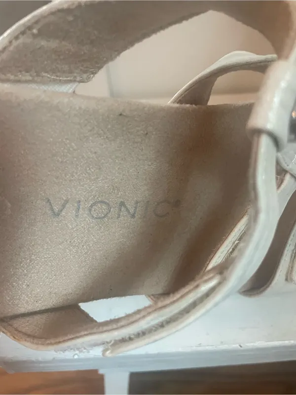 Vionic Comfort Slide Sandals in Off-White 7.5 - Image 3