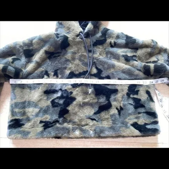 Forever 21 green faux fur camo crop hooded sweater small‎ - Image 2
