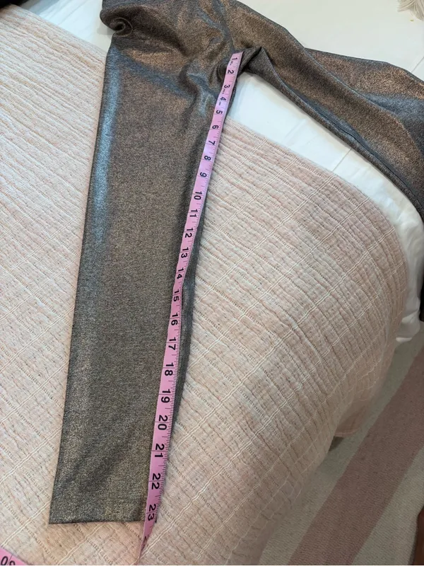 Beyond Yoga Dusted High Waisted Midi legging in Rose Gold size Small - Image 10