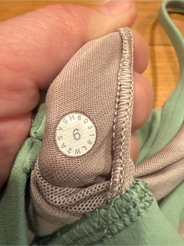 Lululemon Glow y bra nulu light support size 6 - Image 4