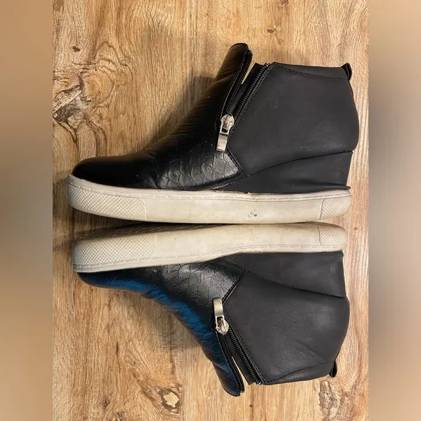 Black wedge sneakers, Size 7 - Image 3