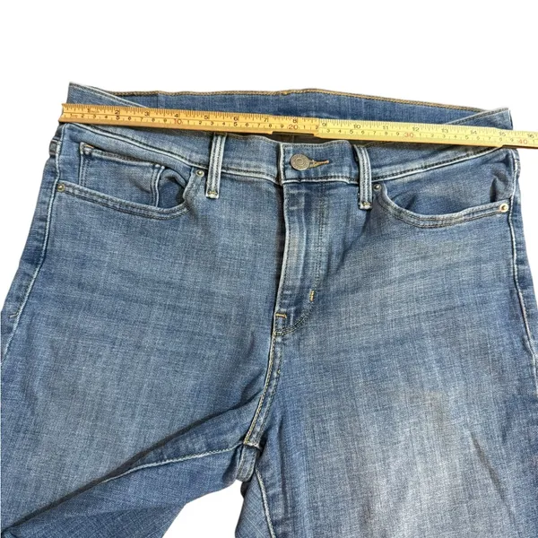 Levi’s Women’s‎ Midrise 9” inseam Denim Jeans Shorts Sz 31 - Image 6