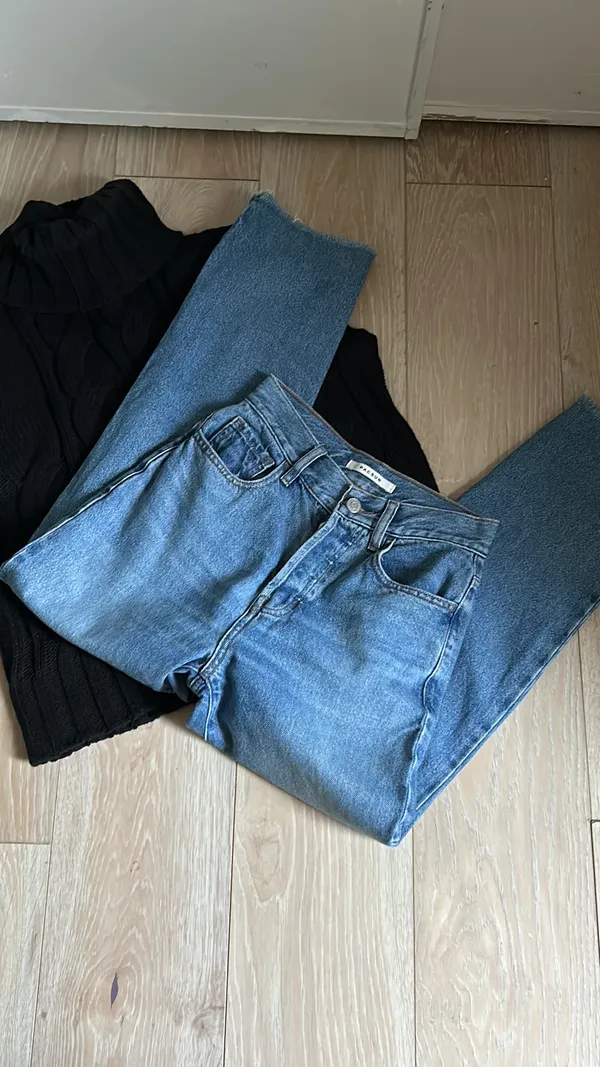 Women’s 90s Boyfriend Style Medium Wash Denim Raw Hem Jeans - Image 8