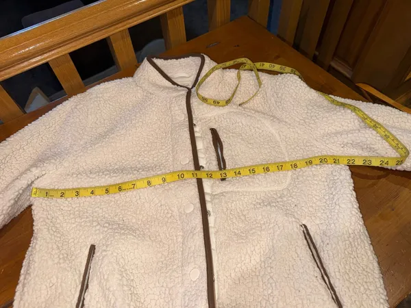 Universal Threads Sherpa jacket with brown accents - Image 4