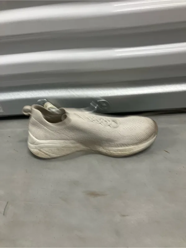 Bob Sport by Skechers Size 8 walking white - Image 4
