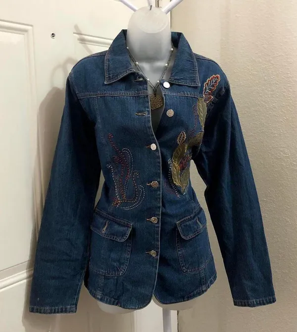 Unique 2000s Y2K Navy blue Embroidered jean denim fitted jacket floral leaf design #boho #hippie #indie #western Excellent condition, measurements in pics 100% cotton - Image 2