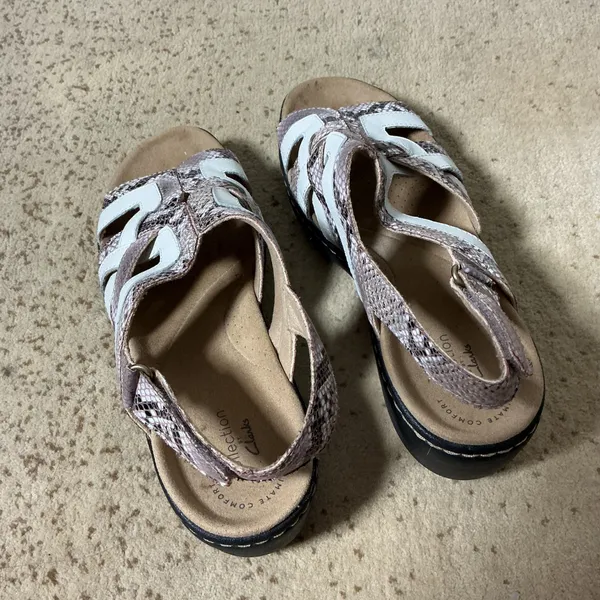 Clarks Snakeskin Wedge Sandals Womens 7 White‎ Mauve Arla Glison Comfort Strappy - Image 7