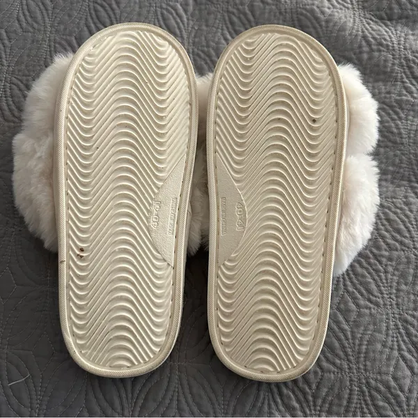 Women’s Size 9/10 White Faux Fur Bridesmaid/Bride Slippers - Image 3