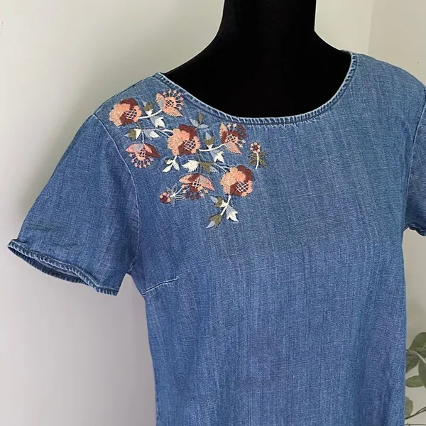 Abercrombie and Fitch Denim Sheath Dress. Size Medium w/embroidered flowers‎ - Image 2