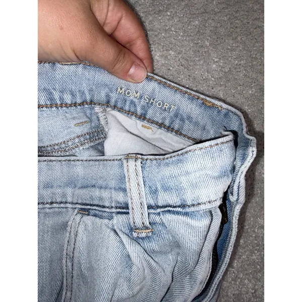 American Eagle Mom Short Cuffed Light Wash Size 0 - Image 4