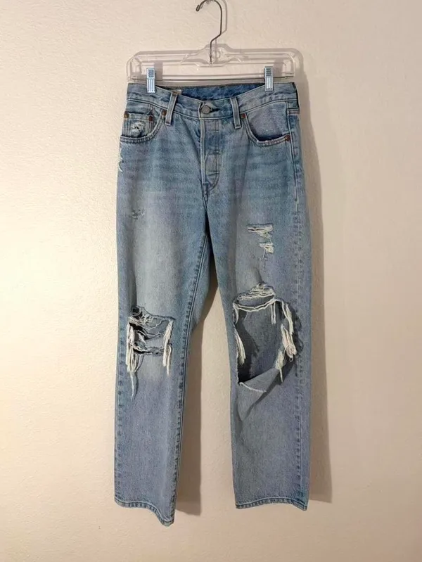 Levi’s Women’s 501 ‘90s Denim Jeans 25” Light Wash  - Image 2