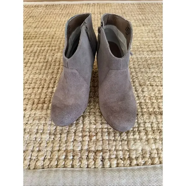 Tahari Camila Taupe Suede Fringe Ankle Booties Women’s 6.5M Stacked Heel - Image 3
