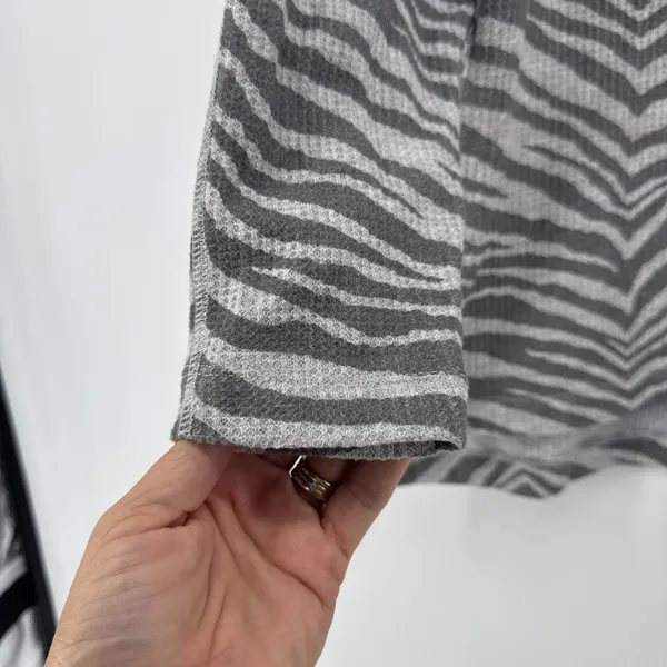Aerie Zebra Print‎ Thermal Henley Long Sleeve Top Medium Gray White Waffle Knit - Image 4
