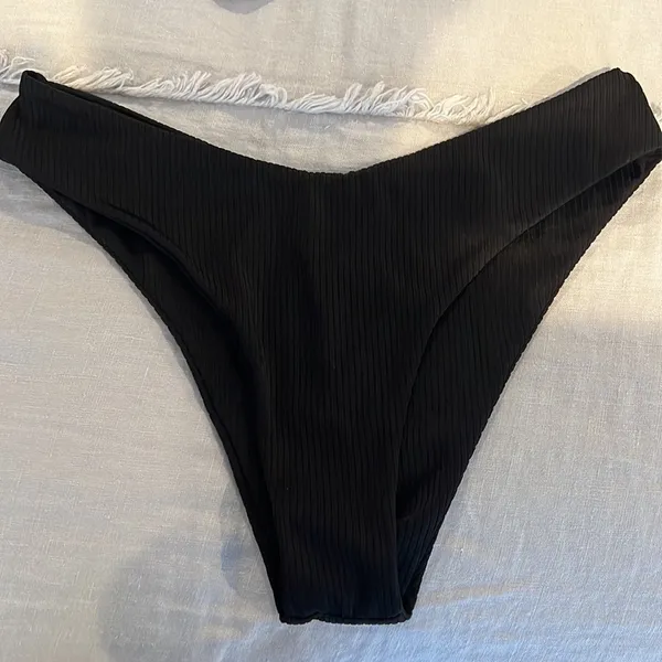 Zaful Black Ribbed One Shoulder Bikini - Image 4