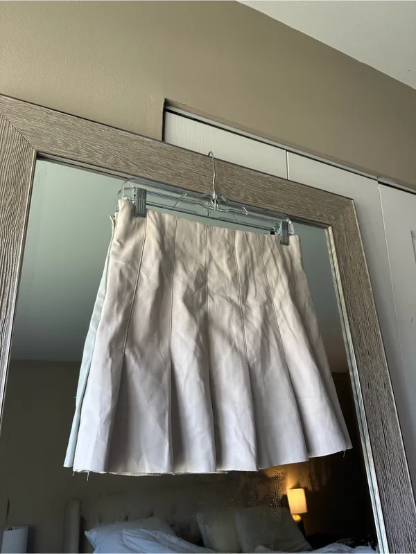 En Saison Cream Faux Leather Pleated High Rise Mini Skirt NWT Size Medium - Image 2
