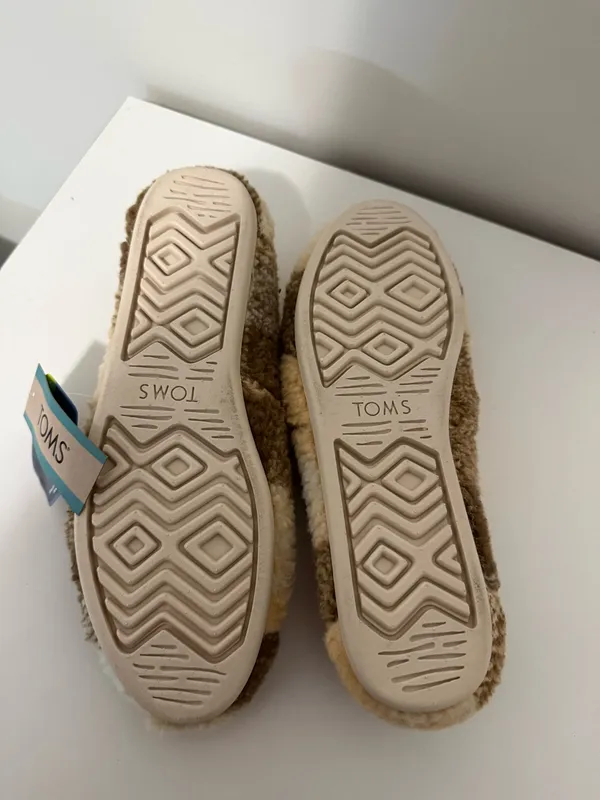 NWT TOMS Alpargata Faux Shearling Flats – Women’s Size 7.5 - Image 4