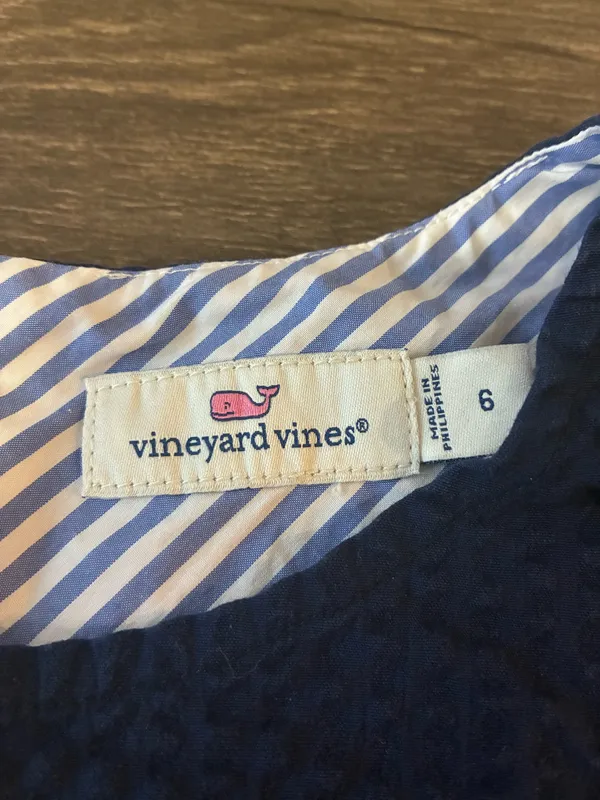 Never worn Vineyard Vines navy blue scalloped top  - Image 2