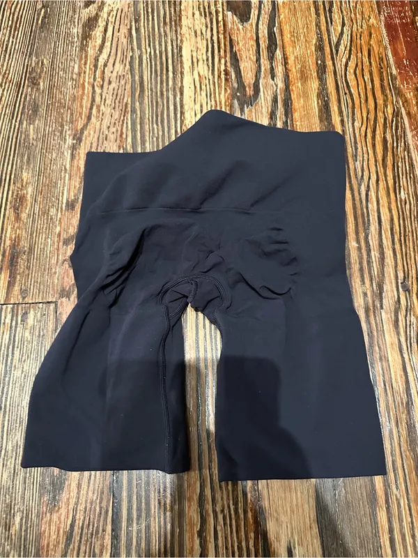 SKIMS NWOT Butt lifting shapewear short large - Image 3