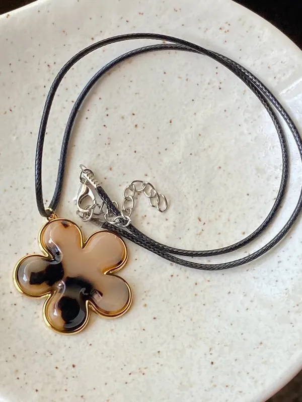 Handmade cute retro boho style big tortoiseshell flower necklace 🌼 - Image 5