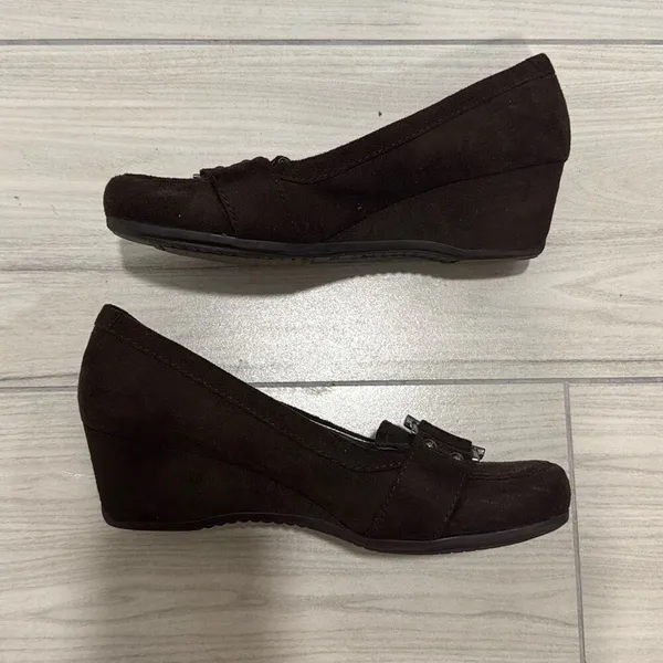 Marc Fisher Brown Wedge Buckle Heel Size 7.5 Women’s - Image 2