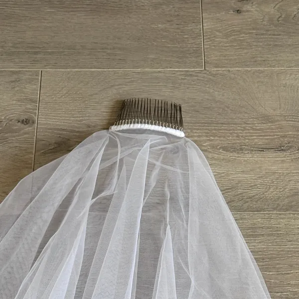 White 3D Floral Applique Tulle Bridal Veil Fingertip Length Single Tier Comb - Image 3