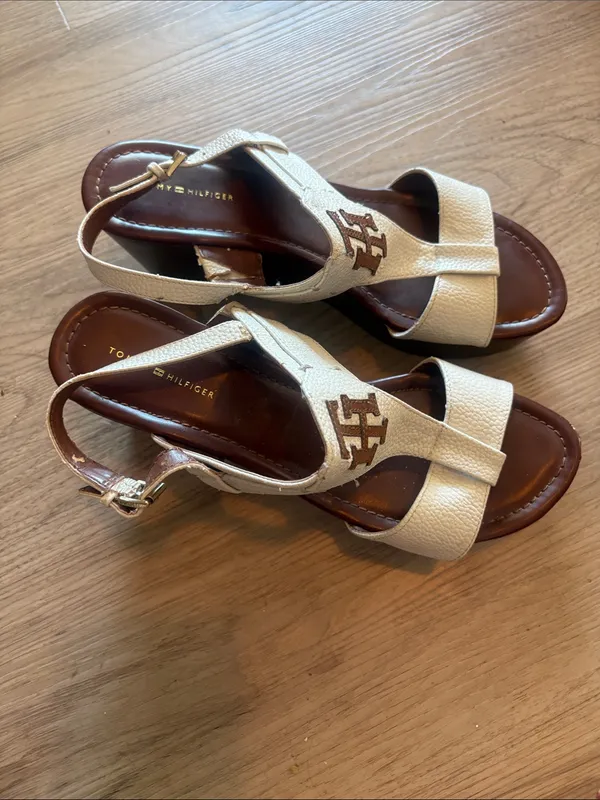 Tommy Hilfiger White Leather T-Strap Logo Sandals - Image 4