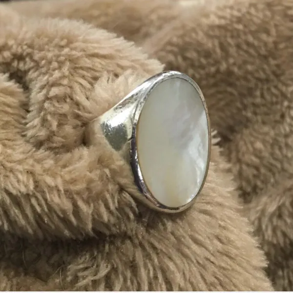 Vintage Mother of Pearl Sterling Silver Wide Band Cocktail Ring Sz 8 - Image 4