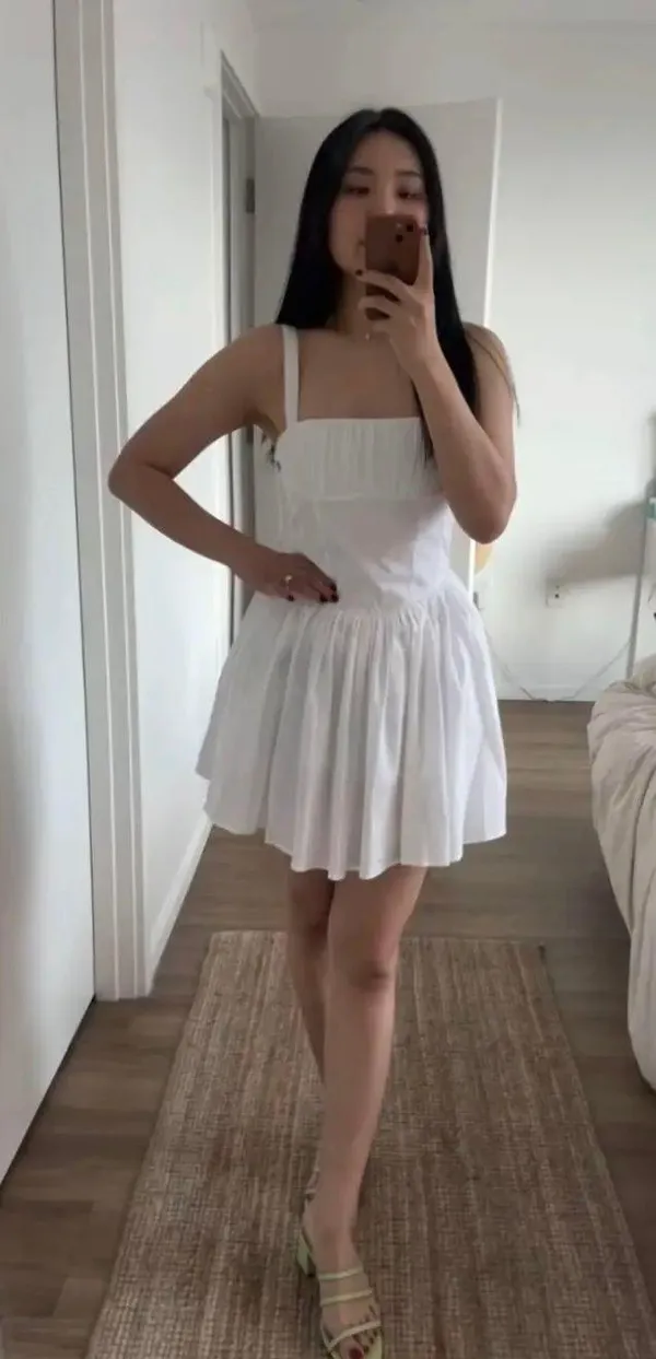 NWT White VOLUMINOUS SKIRT DRESS. Size Medium - Image 3