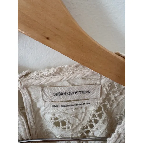 Urban Outfitters Cream Eyelet Lace Crop Top Sleeveless Boho Button Back Medium - Image 2