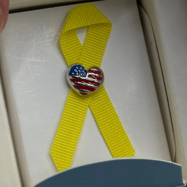 Avon Vintage 2003 The Yellow Ribbon Pin Includes Original Box - Image 4
