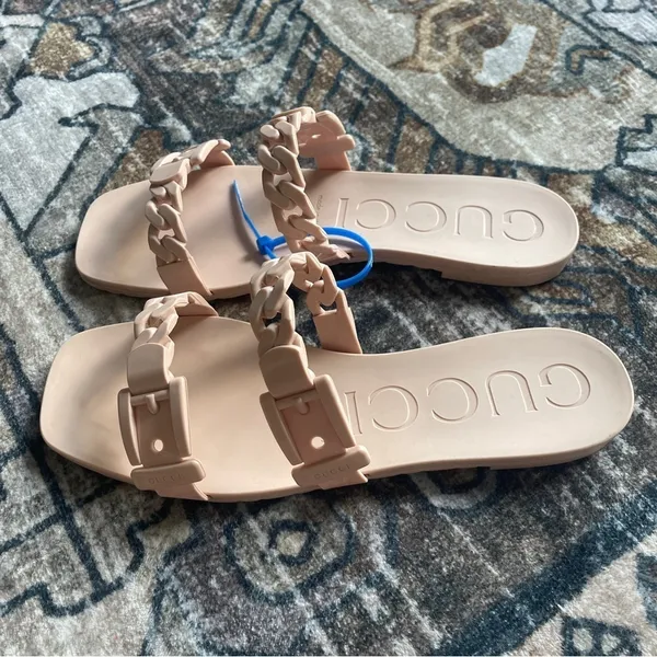 Gucci GG Light Pink Rubber Buckle Chain Link Sandals Slip‎ On - Image 2