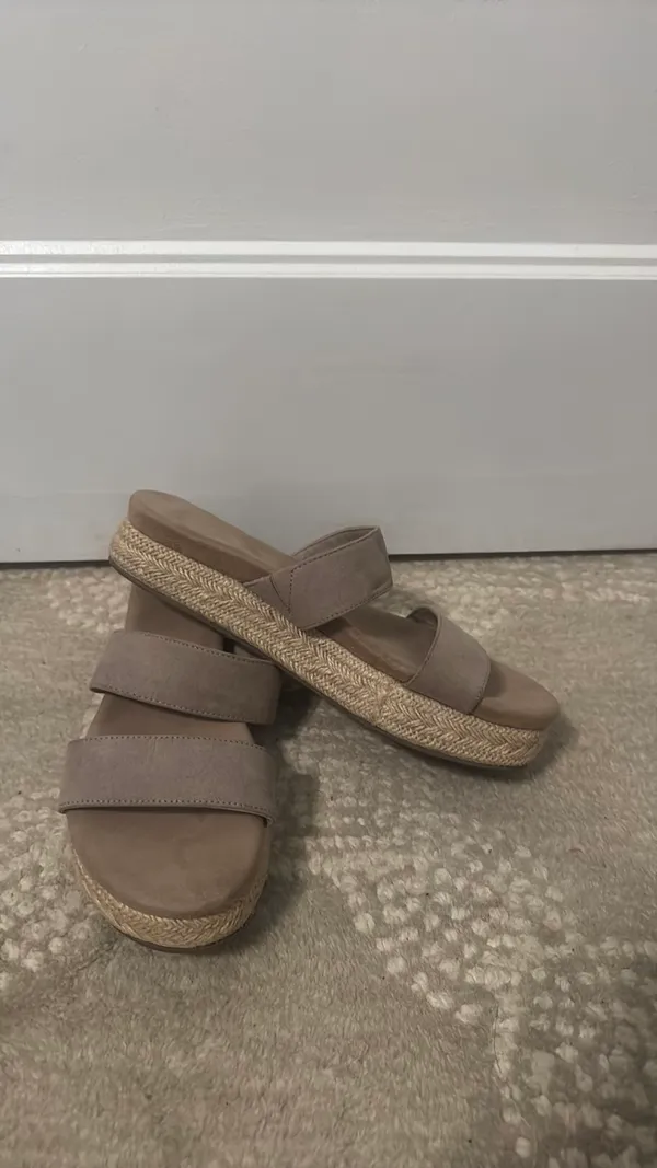 Sandals Tan slip - Image 3