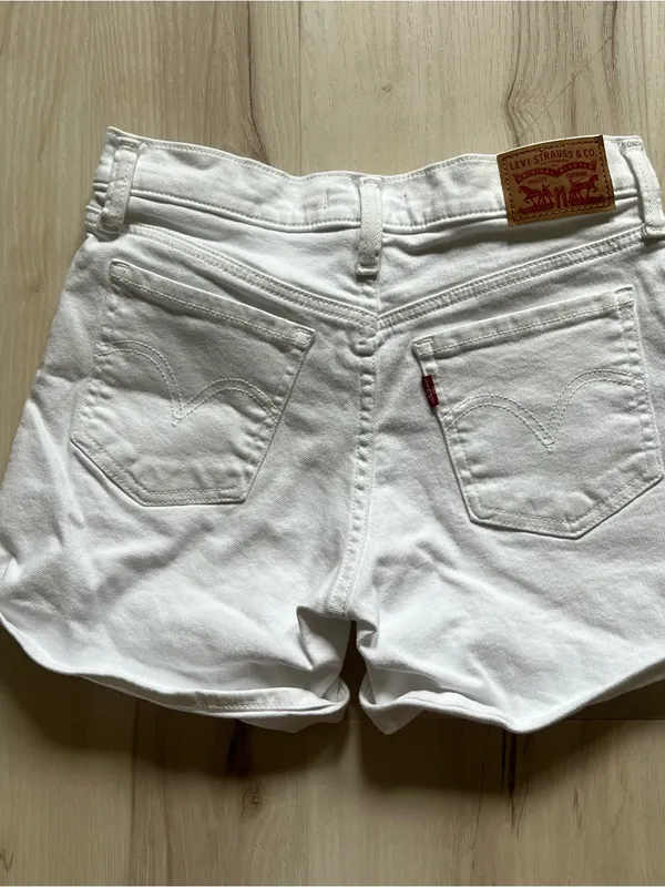 White Levi’s mid length short size 26 - Image 4